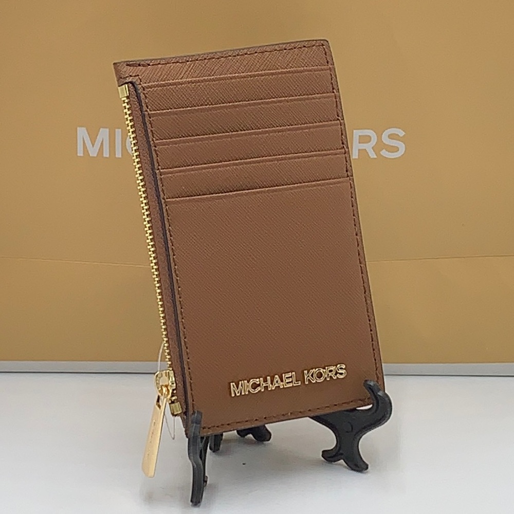 Michael Kors Jet Set Travel Medium Top Zip Card
Case Wallet LUGGAGE COLOR